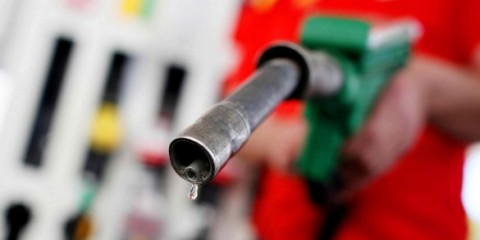 Il Prezzo del Petrolio Cala, La Benzina No