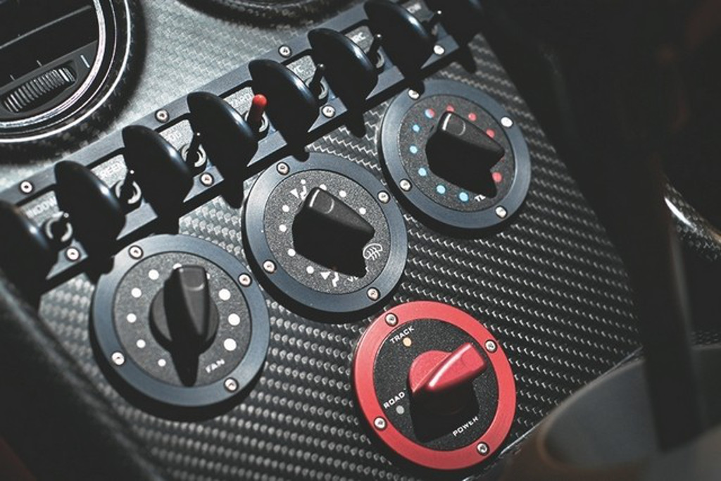 noble-m600-carbon-sport-gallery-2