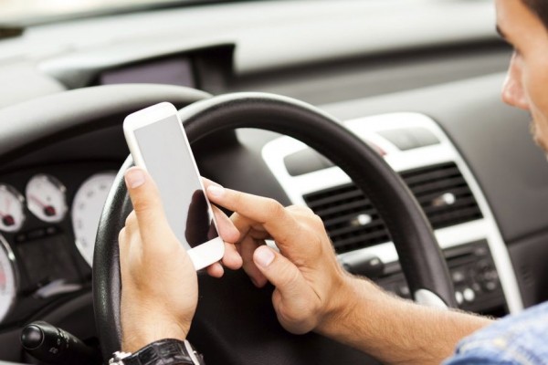 Nuovo codice della strada. Multe salate per chi usa il telefono anche se da fermo.