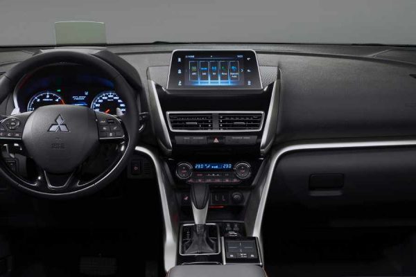 Gli interni della Mitsubishi Eclipse Cross in una gallery